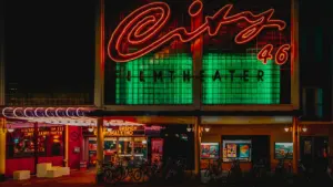 Das beleuchtete City 46 Filmtheater in Bremen bei Nacht für Open-Air-Kino Atmosphäre.