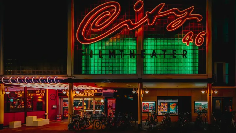 Das beleuchtete City 46 Filmtheater in Bremen bei Nacht für Open-Air-Kino Atmosphäre.