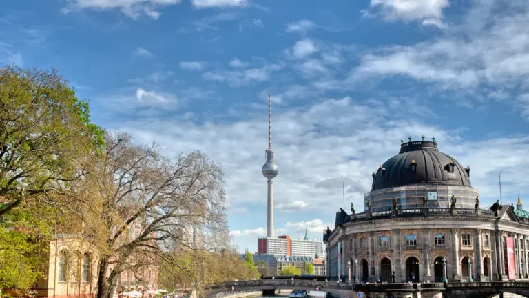 Ein Ausflugsboot auf der Spree vor dem Berliner Dom mit dem Fernsehturm.