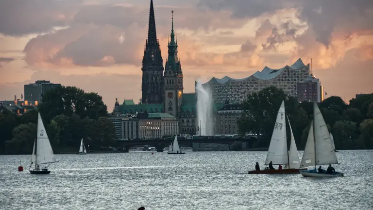 Ausstellung „FIRE“ in Hamburg: Kunst am Mahnmal St. Nikolai