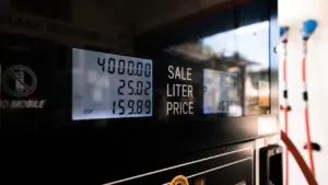 Detailaufnahme einer digitalen Zapfsäule mit Anzeige von Preis und getankter Kraftstoffmenge.