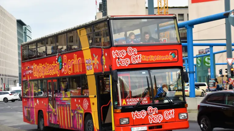 Bonn vom Doppeldecker aus: Stadtrundfahrt-Termine und Preise 2026