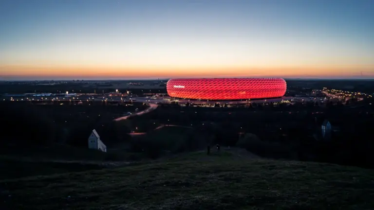 Die beleuchtete Allianz Arena in München bei Nacht vor dem Bundesliga-Finale.