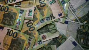 Ein Bündel aus mehreren 100-Euro-Banknoten auf einer neutralen Oberfläche.