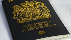 Ein britischer Reisepass liegt auf einem Tisch und symbolisiert wichtige Reise- und Einreisedokumente.