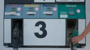 Eine Zapfsäule an einer deutschen Tankstelle in München mit grüner und weißer Farbgebung.