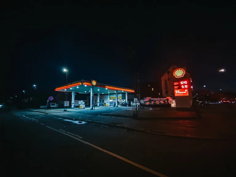 Günstiger tanken: Warum Abend und Standort zählen