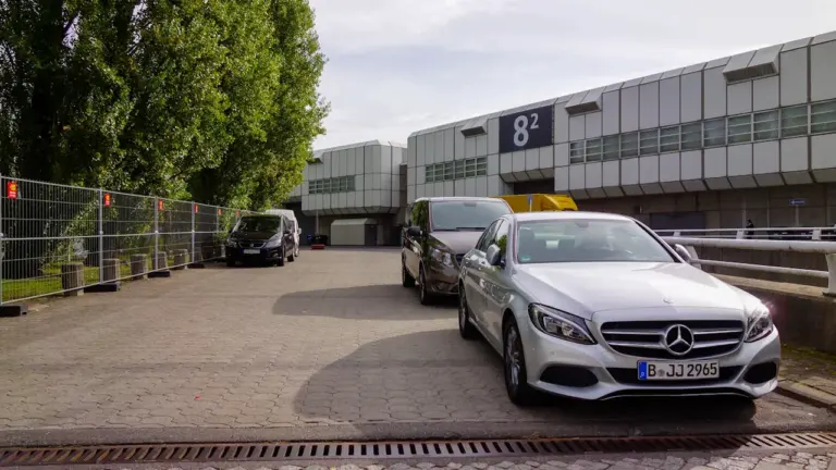 Silberne Mercedes-Limousine vor dem Messegelände der IFA Berlin in der deutschen Hauptstadt.