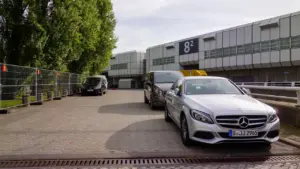 Silbernes Auto vor einem modernen Messegebäude auf dem IFA Messegelände in Berlin.