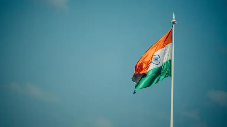 Die indische Flagge weht stolz vor einem klaren blauen Himmel in Chennai.