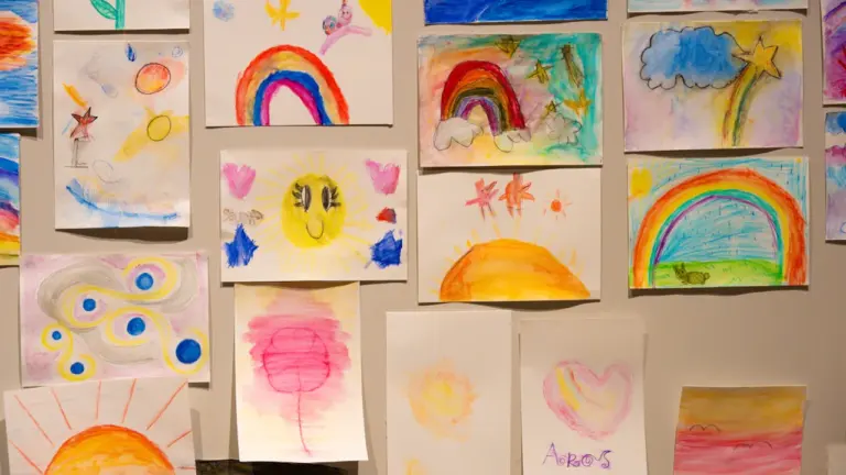 Bunte Sammlung von Kinderzeichnungen an einer Wand im Kunstmuseum ausgestellt.