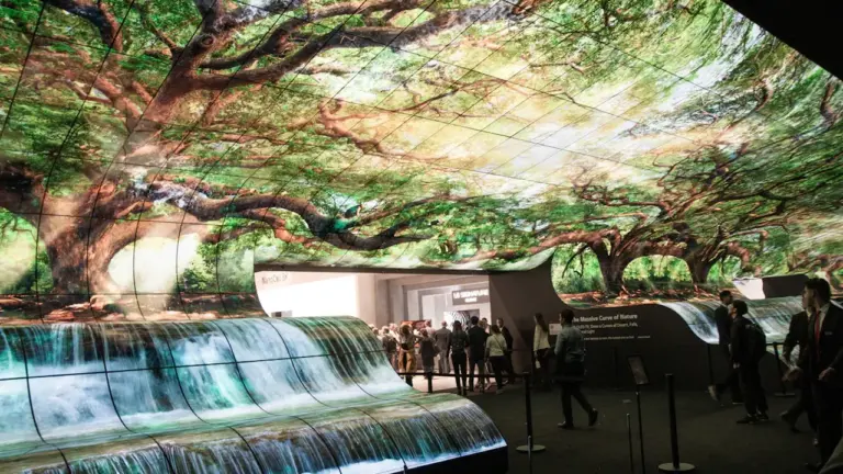 Besucher betrachten eine beeindruckende digitale Kunstinstallation mit Wasserfall-Projektion im LWL-Museum in Münster.