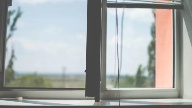 Richtig lüften im Sommer: So bleibt die Wohnung länger kühl