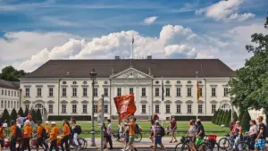 Menschen beim Spaziergang in einer deutschen Stadt bei Tageslicht für den Artikel zum Schulstart.