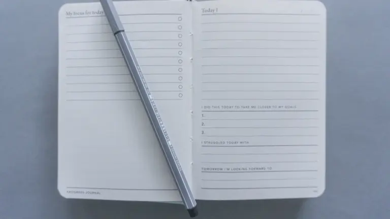 Offenes Notizbuch mit To-Do-Liste und Stift für tägliche Planung und Struktur.