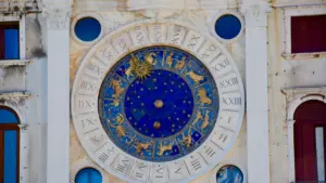 Prächtige astronomische Uhr mit Tierkreiszeichen an einer historischen Fassade in Venedig.