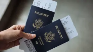Zwei US-Reisepässe mit dazugehörigen Flugtickets für eine bevorstehende Auslandsreise bereitgelegt.