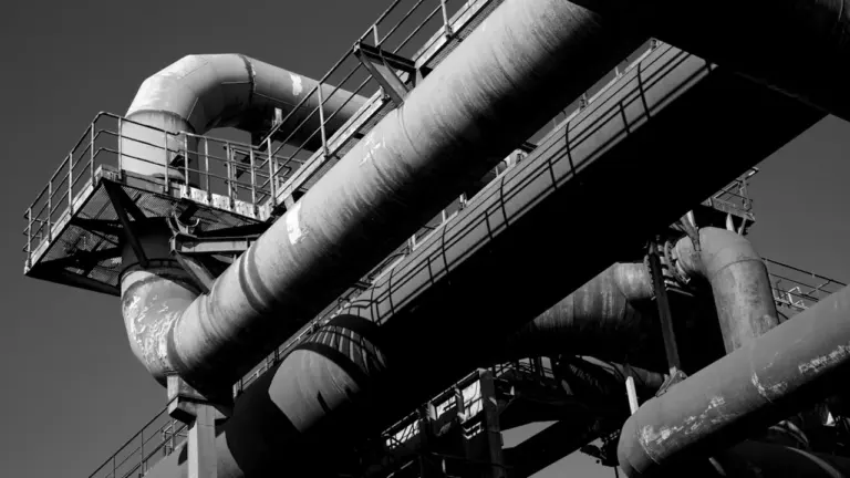 Industrielle Rohre im Landschaftspark Duisburg-Nord, Symbol für die Region Duisburg.