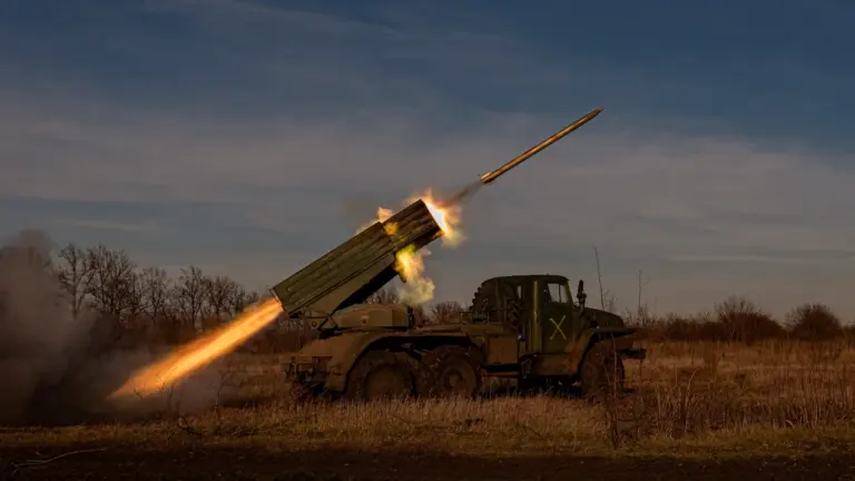 Ein ukrainisches Militärfahrzeug feuert eine Rakete zur Luftabwehr in den Himmel.