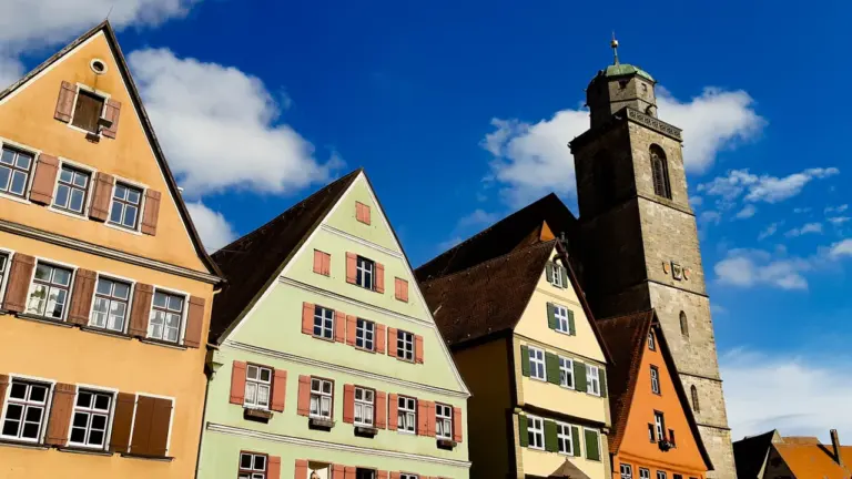 Traditionelle Fachwerkhäuser in einer historischen deutschen Stadt bei strahlendem blauem Himmel.