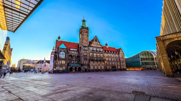 Das Alte Rathaus in Chemnitz mit seinem markanten Turm bei blauem Himmel.