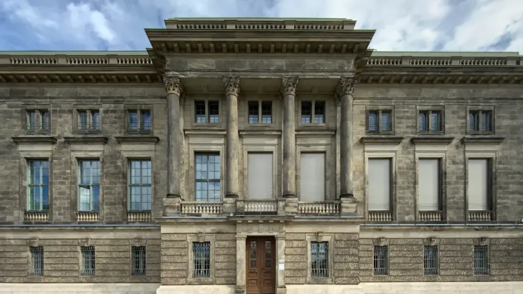 Frontansicht des Goethe- und Schiller-Archivs in Weimar vor blauem Himmel.