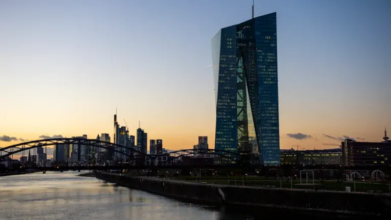 Blick auf die Europäische Zentralbank in Frankfurt am Main bei Sonnenuntergang