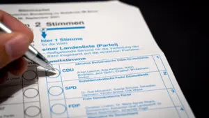Ein offizieller Stimmzettel für eine deutsche Wahl mit verschiedenen Parteien zur Auswahl.