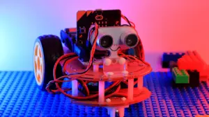 Ein technischer Roboter-Bausatz auf einer Baustein-Plattform für STEM-Bildung und Programmierung.