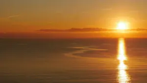 Ruhiger Sonnenuntergang über einem Gewässer in Hamburg, Deutschland, an einem friedlichen Septemberabend.