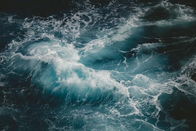 Von tiefem oder unruhigem Wasser träumen: Gefühle verstehen