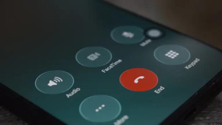 Nahaufnahme eines Smartphone-Displays mit aktiver Anruf-Oberfläche und rotem Beenden-Symbol für Warnhinweise.