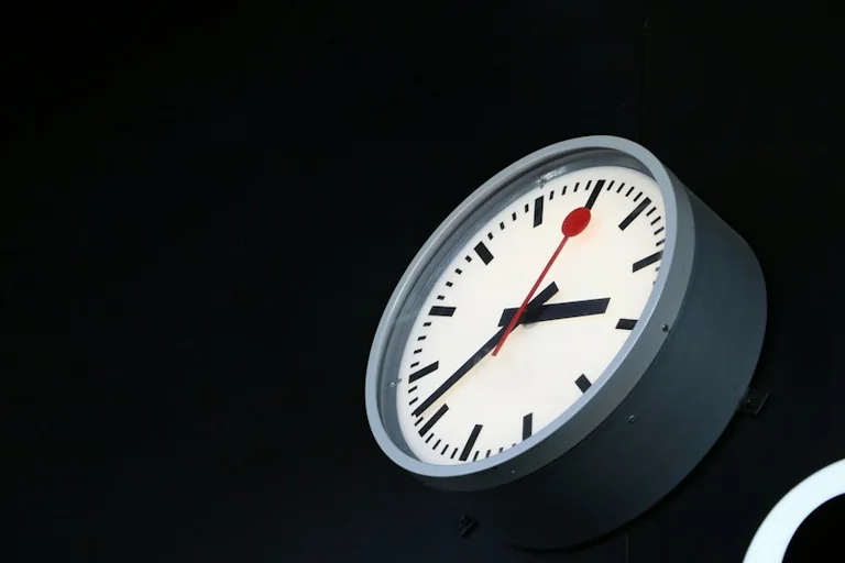 Von Zugverspätung träumen: Wie Zeitdruck hineinspielen kann
