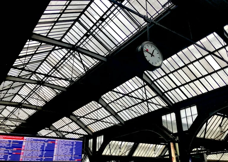 Von Zugverspätung träumen: Wie Zeitdruck hineinspielen kann